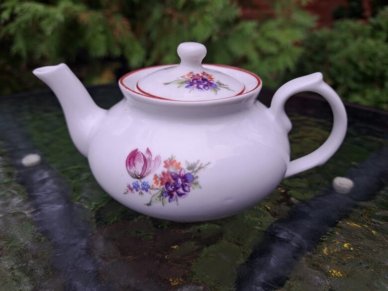Skaista mini tējkanniņa ar meisena pušķiem, tilpums 250ml, RPF. Ražošanas periods: 50.tie gadi. Kuzņecova forma (Citi 374)