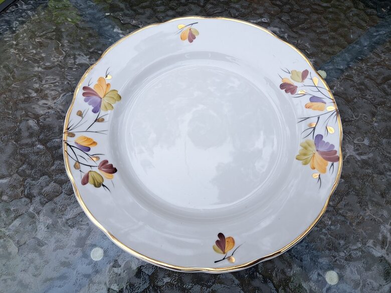 Grezns otrā ēdiena šķīvis d=24cm, Korosteņa (Ukraina). Eleganta forma, rokas gleznojums lillā-dzeltenos toņos, zelts (Korosten 61)