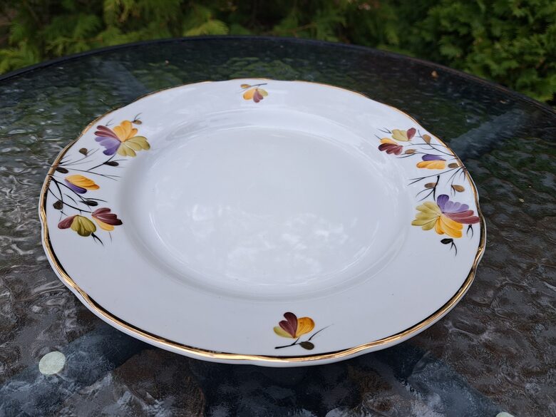 Grezns otrā ēdiena šķīvis d=24cm, Korosteņa (Ukraina). Eleganta forma, rokas gleznojums lillā-dzeltenos toņos, zelts (Korosten 61)