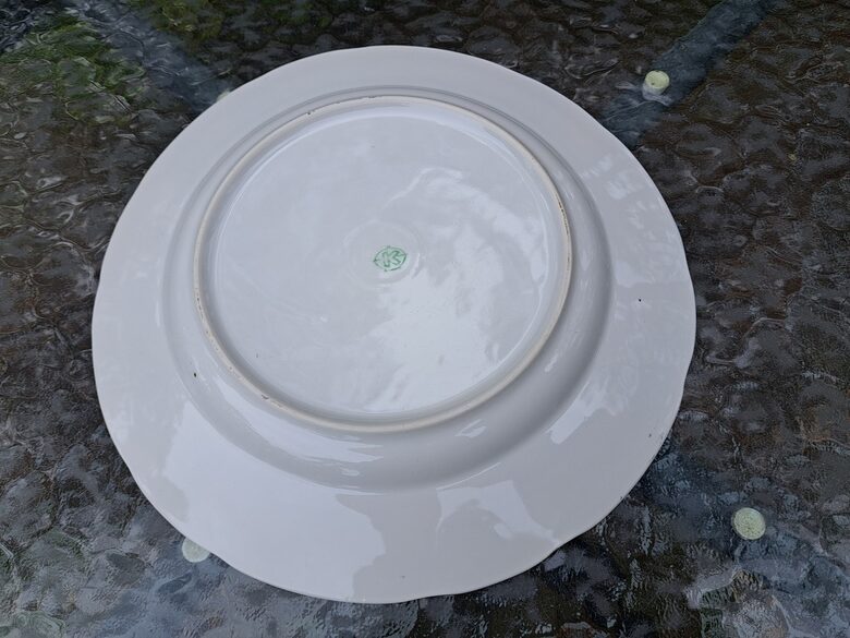 Grezns otrā ēdiena šķīvis d=24cm, Korosteņa (Ukraina). Eleganta forma, rokas gleznojums lillā-dzeltenos toņos, zelts (Korosten 61)