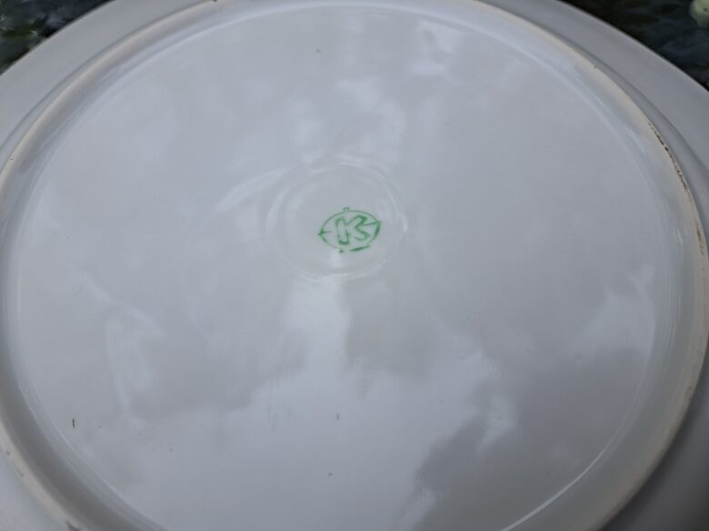 Grezns otrā ēdiena šķīvis d=24cm, Korosteņa (Ukraina). Eleganta forma, rokas gleznojums lillā-dzeltenos toņos, zelts (Korosten 61)