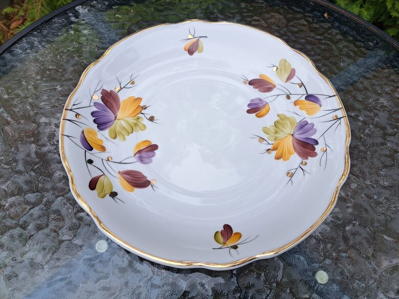 Grezns apaais servējamais šķīvis d=27cm, Korosteņa (Ukraina). Eleganta forma, rokas gleznojums lillā-dzeltenos toņos, zelts (Korosten 59)