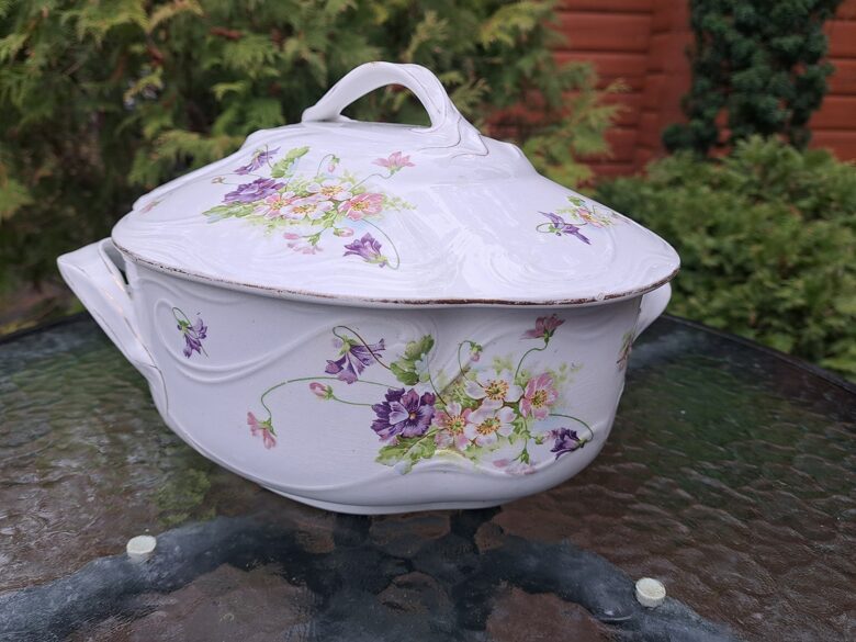 Brīnišķīga terīne ArtDeco stilā ar maigām rozā-lillā puķēm 29cmx21,5cm h=18,5cm, ar reljefa virsma, zelts (Kuzņecovs 143)