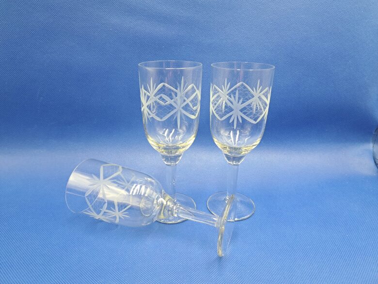 Elegantas vintāžas vīna glāzes uz kājiņas, tilpums 175ml, rokas grāvēšana (Stikla gl 249)