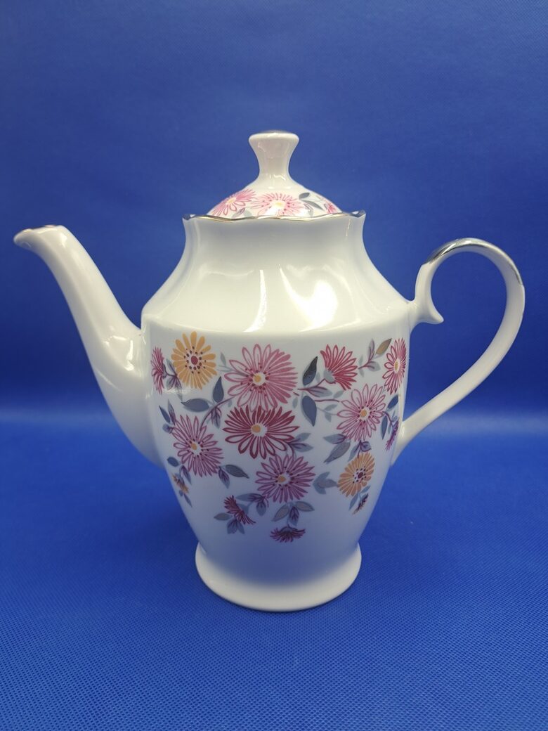 Lielā tējkanna Nr.2 no tējas servīzes "Ārija" ar košām rozā, dzeltenām puķītēm un bagātīgu zeltu, RPR. Tilpums 1,4 L (Ārija tējas 188)