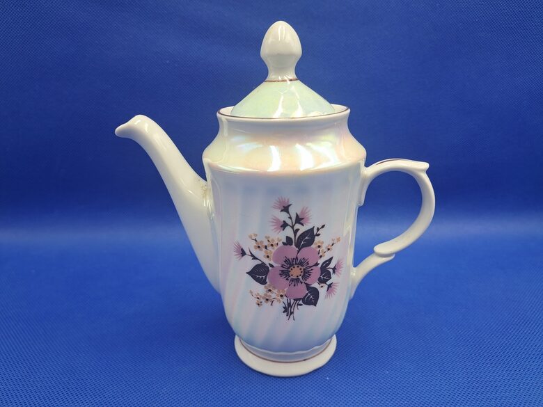 Kafijas kanniņa no komplekta diviem "Tet-a-Tet" ar maigām rozā puķēm, brūnām, lapām, lustrētu virsmu un brūnu apvilkumu (Rīga 80 106)