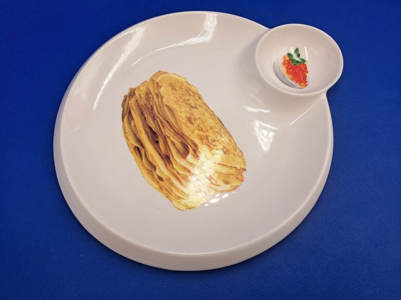 Jauns ļoti skaists porcelāna šķīvis pankūkām ar 2 nodālījumiem, Ķīna. Diam. 25cmx28cm (Ķīna 17)