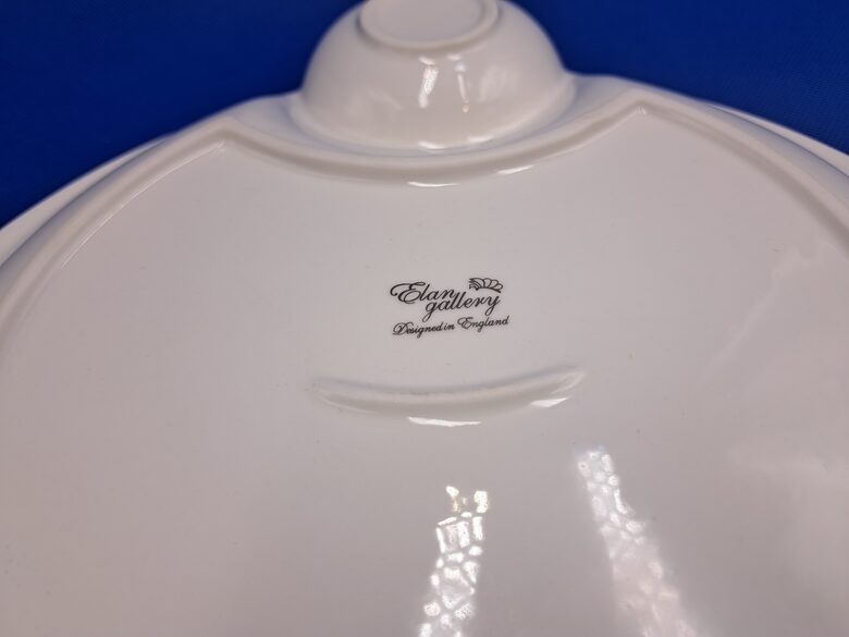 Jauns ļoti skaists porcelāna šķīvis pankūkām ar 2 nodālījumiem, Ķīna. Diam. 25cmx28cm (Ķīna 17)