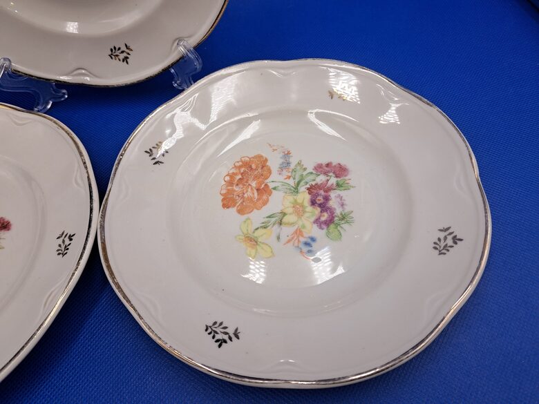 Šķīvji maizes d=17cm ar zeltu un meisena pušķi ar oranžu peoniju, pusdienu servīze ROKOKO, PFF (Rokoko 200)