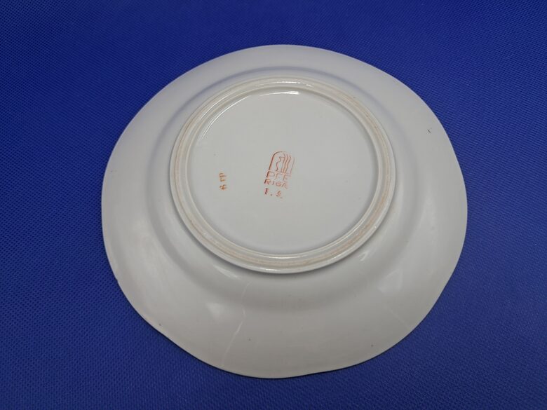 Šķīvis maizes d=17cm ar zeltu un meisena pušķi ar īrisu, pusdienu servīze ROKOKO, PFF (Rokoko 199)
