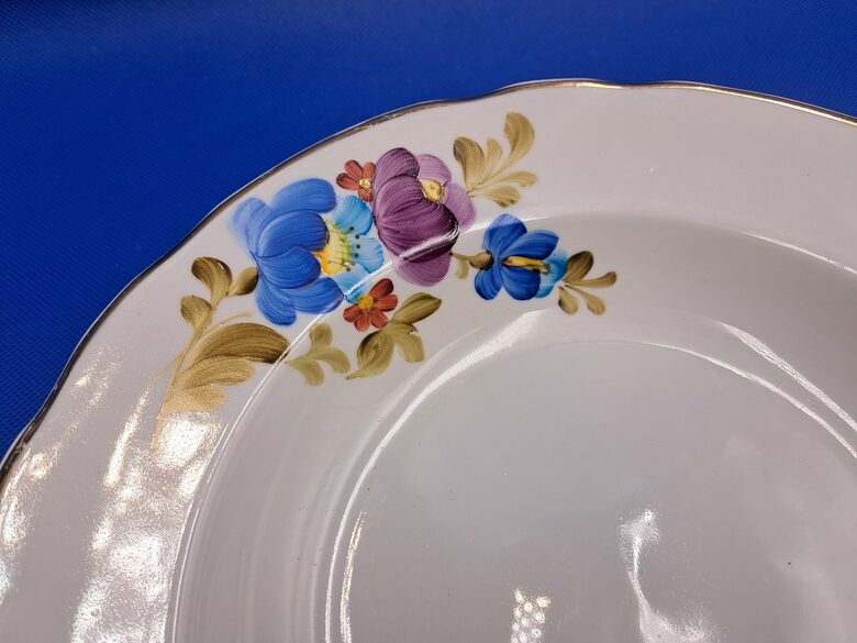 Grezns zupas šķīvis no pusdienu servīzes ar skaistu rokas gleznojumu zilos toņos un zelta apvilkumu, d=24cm, Korosteņa (Korosten 55)