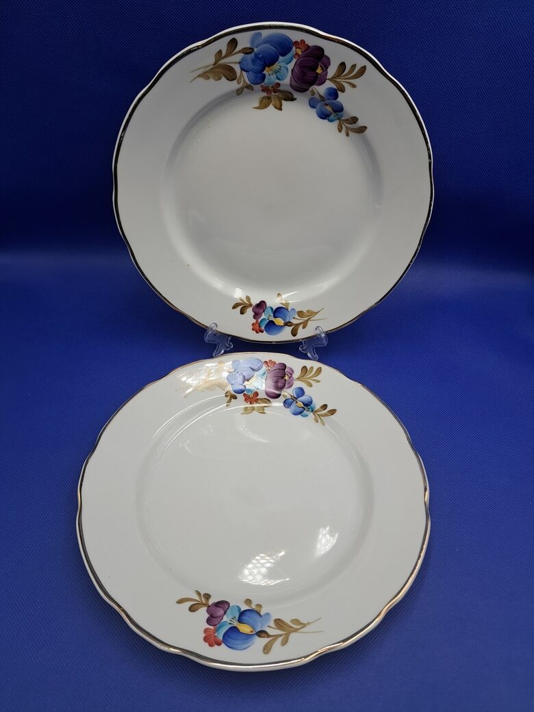Grezni otrā ēdiena šķīvji no pusdienu servīzes ar skaistu rokas gleznojumu zilos toņos un zelta apvilkumu, d=24cm (Korosten 56)