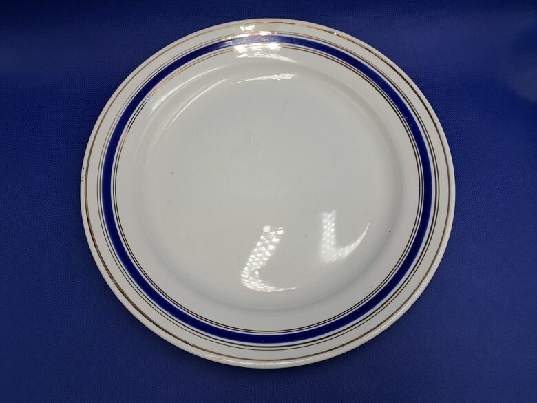 Apaļais servējamais šķīvis d=30cm ar zilu platu strīpu un 5 šaurām zelta strīpām, fajanss (Budi 11)