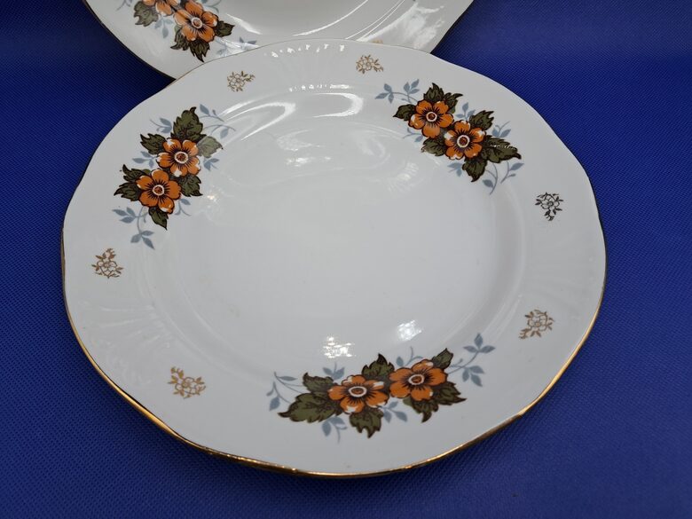 Otrā ēdiena šķīvji ar brūnām puķem (2 puķes pušķī, 3 pušķi) un zeltu, forma "Māra", RPR. Diam.=24cm (Māra pusdienu 165)