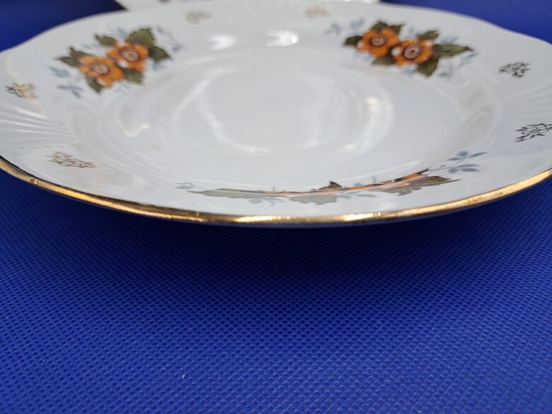 Otrā ēdiena šķīvji ar brūnām puķem (2 puķes pušķī, 3 pušķi) un zeltu, forma "Māra", RPR. Diam.=24cm (Māra pusdienu 165)