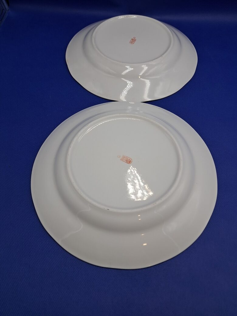 Otrā ēdiena šķīvji ar brūnām puķem (2 puķes pušķī, 3 pušķi) un zeltu, forma "Māra", RPR. Diam.=24cm (Māra pusdienu 165)