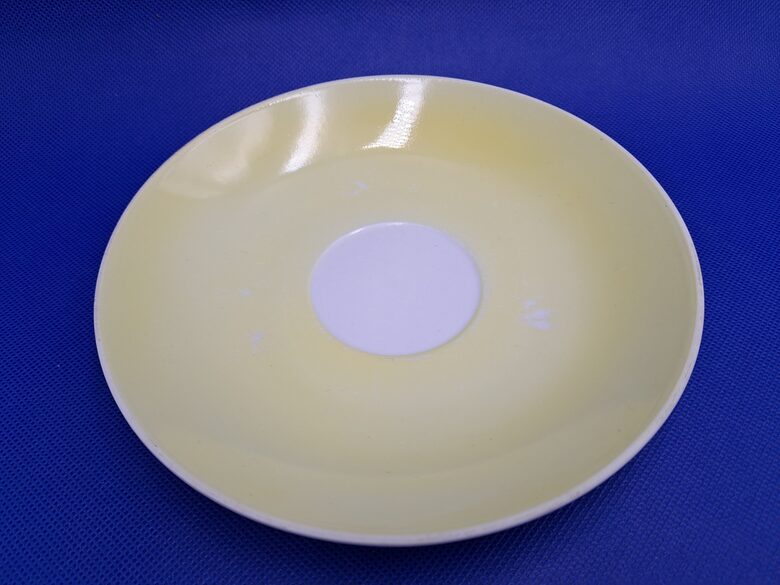 Lielā buljona apakštase ar gaiši dzeltenu krāsas pārklājumu, bez zelta, RPR. Diam.17cm (Buljona 172)