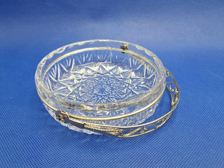 Mazā saldumu bļodiņa ar metālisku rokturi, diam.11,7cm, caurspīdīgs presets stikls (Stikls sk 249)