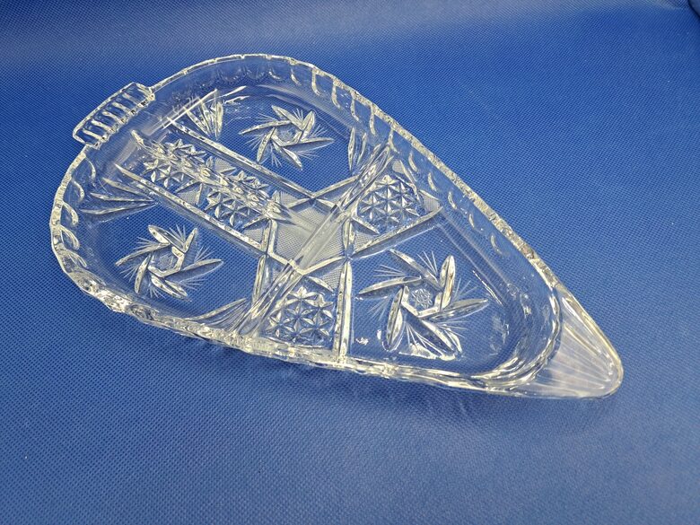 Liels grezns 3-stūra servējamais šķīvis ar 3 nodalījumiem un smalku rokas gravēšanu (Kristāls sk 51)