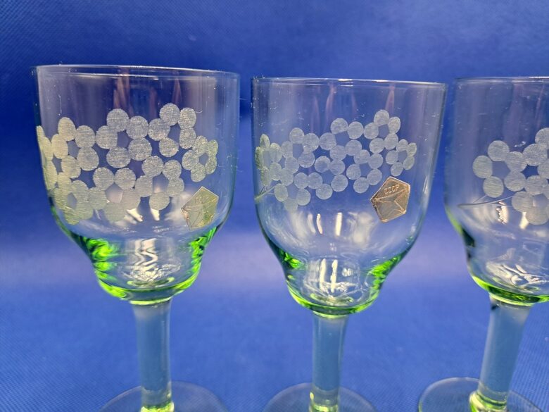 Zaļa kristāla vīna glāzes uz kājiņas, tilp.175ml, ar skaistu rokas gravēšanu (pukes). (Kristāls gl 87)
