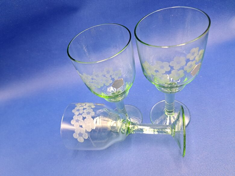 Zaļa kristāla vīna glāzes uz kājiņas, tilp.175ml, ar skaistu rokas gravēšanu (pukes). (Kristāls gl 87)