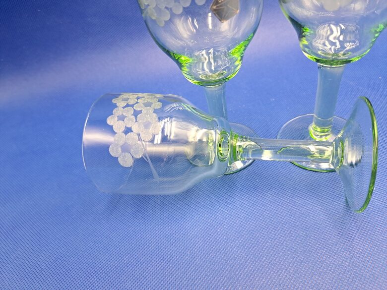 Zaļa kristāla vīna glāzes uz kājiņas, tilp.175ml, ar skaistu rokas gravēšanu (pukes). (Kristāls gl 87)