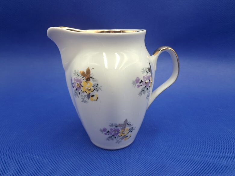 Krējuma kanniņa no servīzes "Sigulda" ar reti sastopamu dekolu - lillā un dzelteniem pušķiem un zeltu, RPR (Sigulda 181)