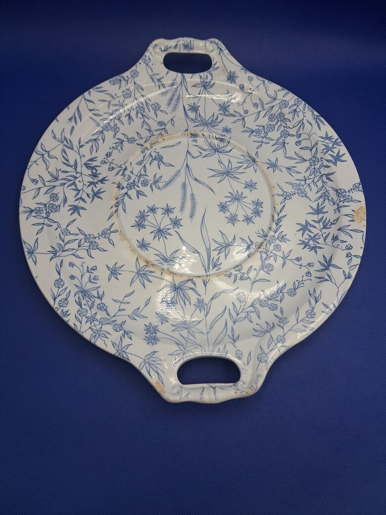 Lielais servējamais fajansa šķīvis-paplate ar rokturiem, zilais puķu dekols, Kuzņecovs Tverā. Diam.33cmx37cm (Kuzņecovs 146)