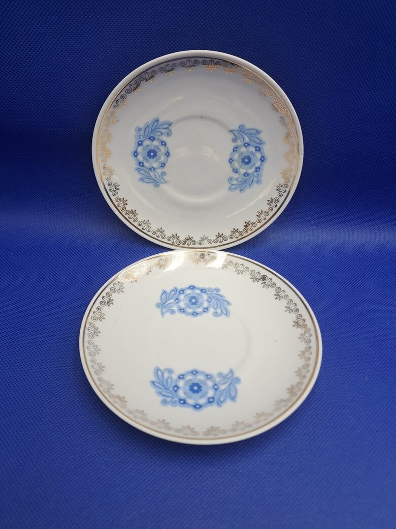 Apakštases ar zilām puķēm (2 mazas puķes) un zelta rakstu, tējas servīze "Aija-2", RPR (Aija-2 tējas 185)