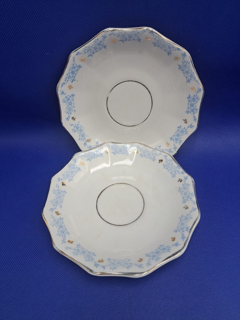 Apakštases "Rubenss" ar gaiši zilām 3-puķēm un zelta apvilkumu, kantaina forma, RPF (Rubenss 119)