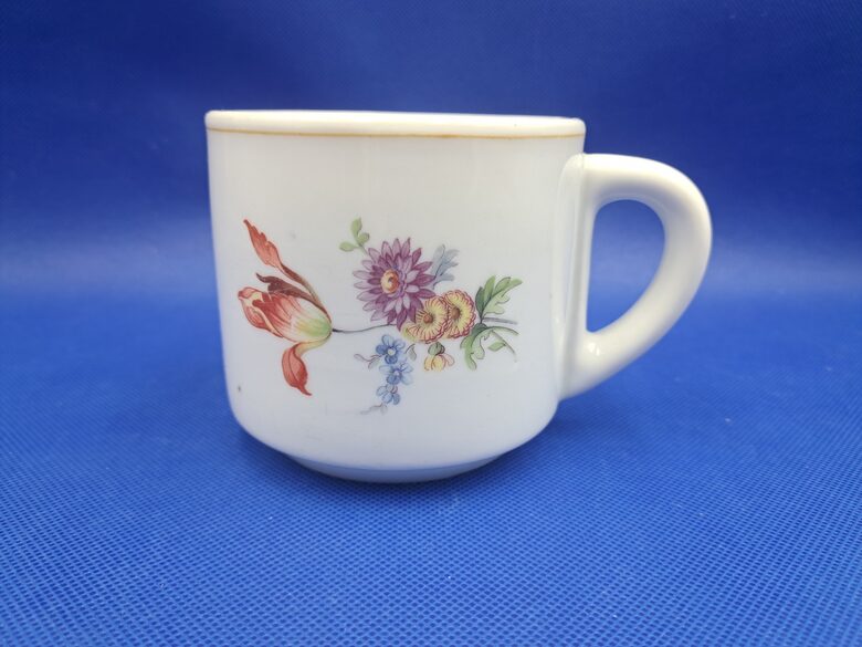 Ļoti pamatīga un smaga porcelāna tējas krūze, porcelāns, ar Meisena pušķi, 350ml (Kuzņecovs 145)