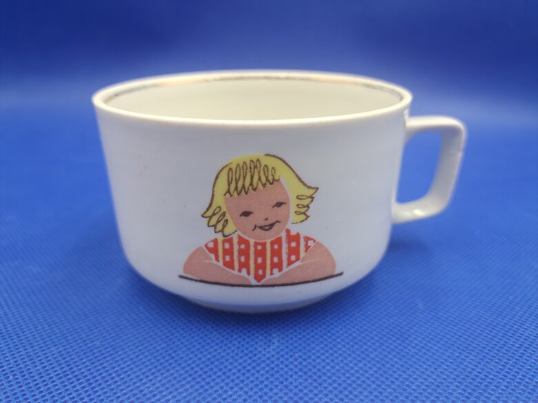 Vintāža bērnu krūzīte ar meiteni un kaķi no komplekta, PFF. 60.ie gadi (Bērnu 98)