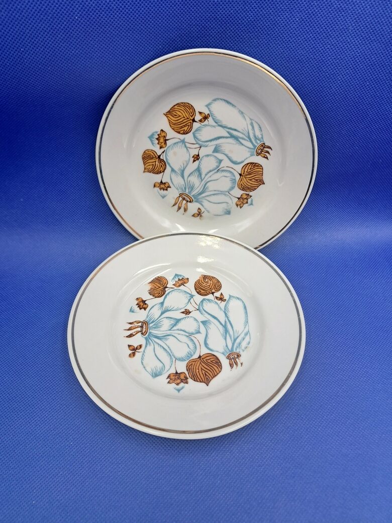 Šķīvīši kūku ar alpu vijolītēm(ciklamemu) un šauru zelta svītru gar malu, diam.15cm, RPR (Citi pusd 280)