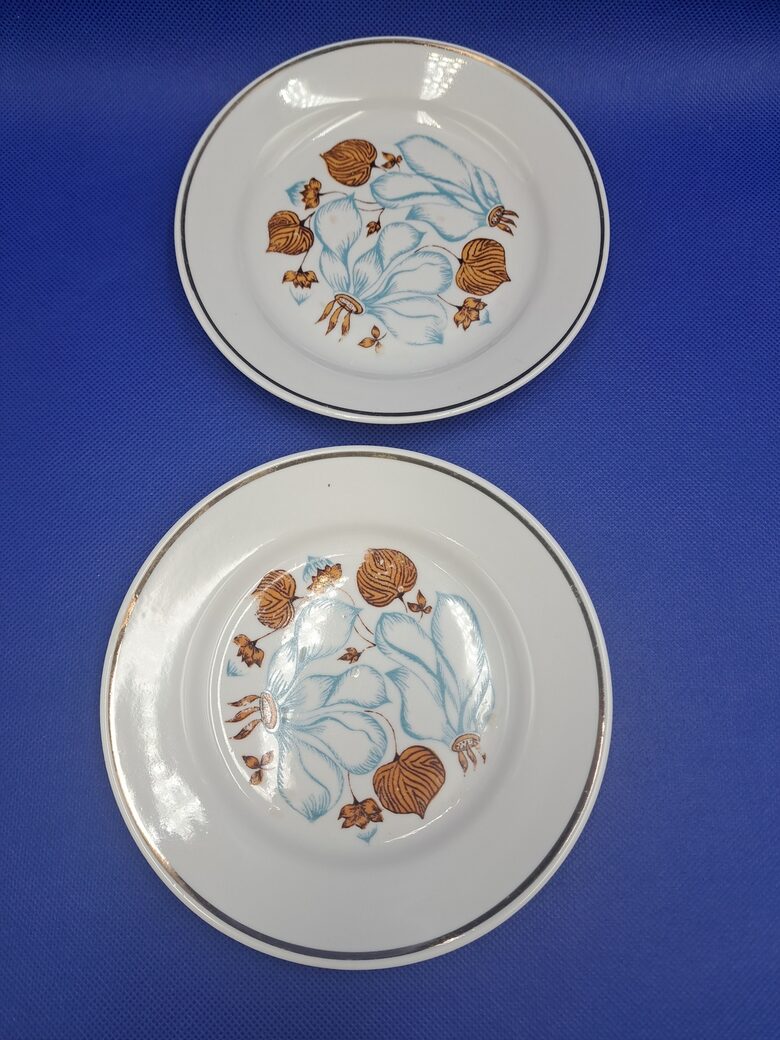 Šķīvīši kūku ar alpu vijolītēm(ciklamemu) un šauru zelta svītru gar malu, diam.15cm, RPR (Citi pusd 280)