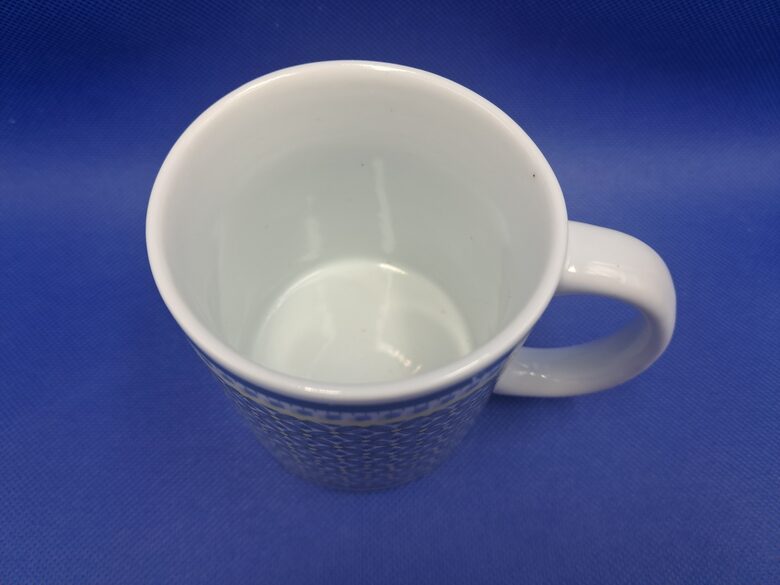 Tējas krūze ar gaiši zilu puķu dekolu, Jesens 1990.ie. Tilpums ir 300ml (Jessen 40)
