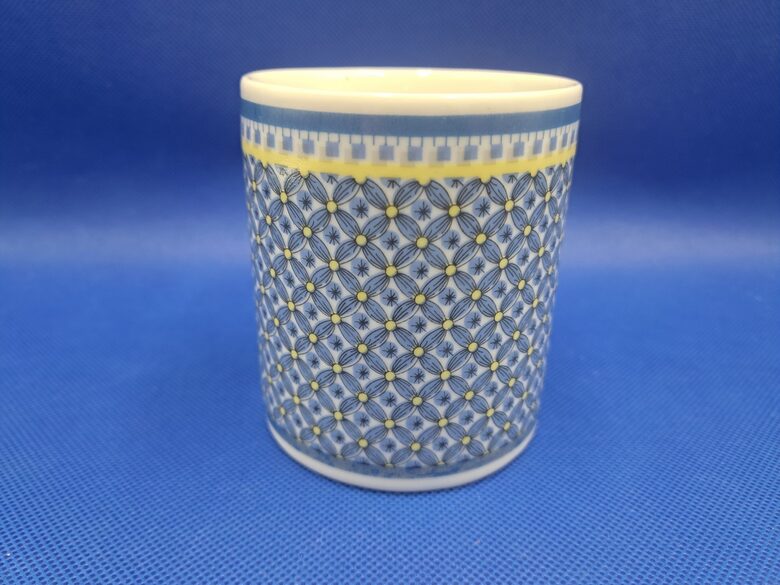 Tējas krūze ar gaiši zilu puķu dekolu, Jesens 1990.ie. Tilpums ir 300ml (Jessen 40)