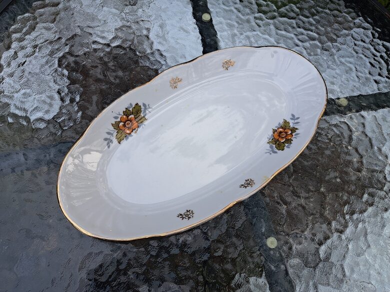 Garenais sķīvis ar zeltu un brūnām puķēm (1 puķe 2 vietās), forma "Māra", RPR. L=30,5cm (Māra pusdienu 167)