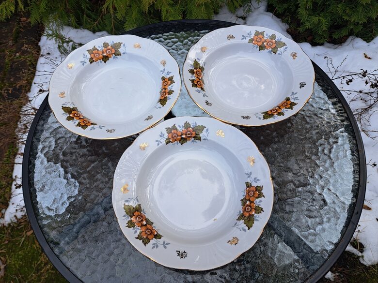 Zupas šķīvji ar brūnām puķem (2 puķes pušķī, 3 pušķi) un zeltu, forma "Māra", RPR. Diam.=24cm (Māra pusdienu 166)