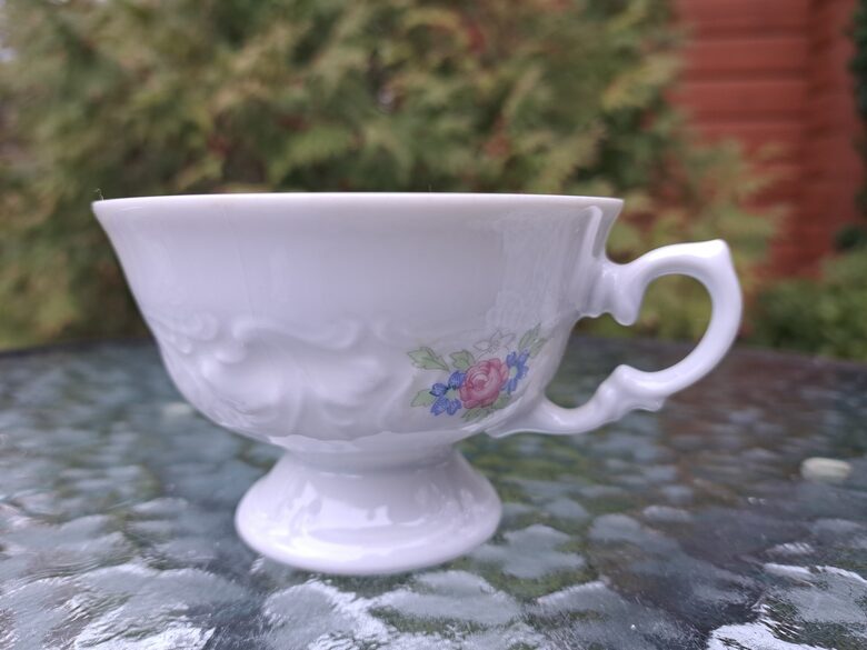 Brīnīšķīgsa tējas krūzītes 200ml, reljefa virsma, smalka forma, puķu dekols (Polija 28)