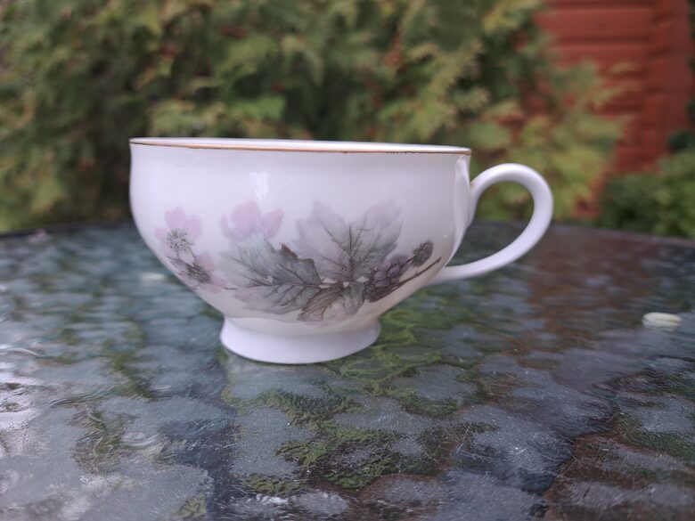 Krūzīte Jessen ar maigām pelēcīgi lillā puķēm un zelta apvilkumu, forma "Rubenss", Jessen (Jessen 42)