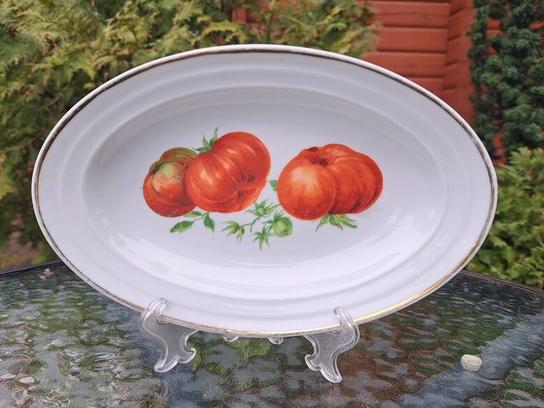 Šķīvis garenais ar tomātiem, zelta apvilkumu, reljefa malu, porcelāns, Kuzņecovs (Kuzņecovs 154)
