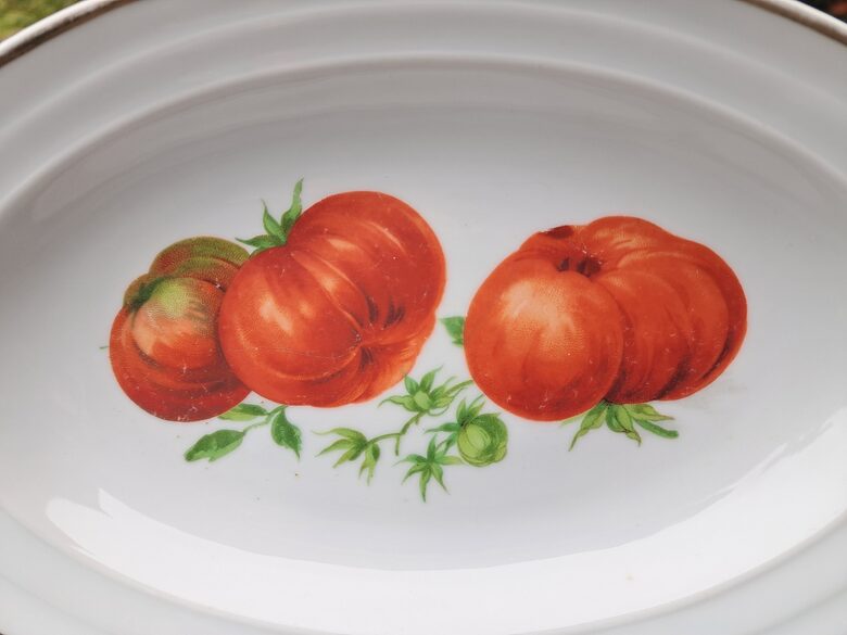 Šķīvis garenais ar tomātiem, zelta apvilkumu, reljefa malu, porcelāns, Kuzņecovs (Kuzņecovs 154)