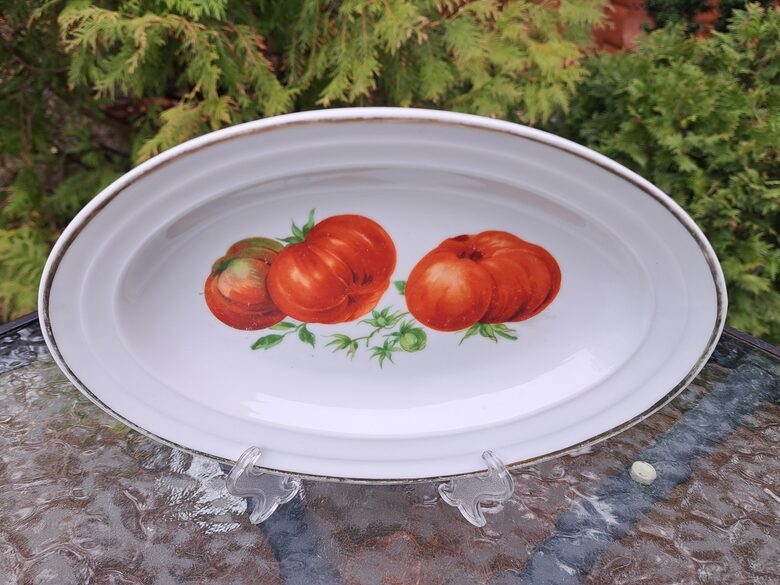Šķīvis garenais ar tomātiem, zelta apvilkumu, reljefa malu, porcelāns, Kuzņecovs (Kuzņecovs 154)