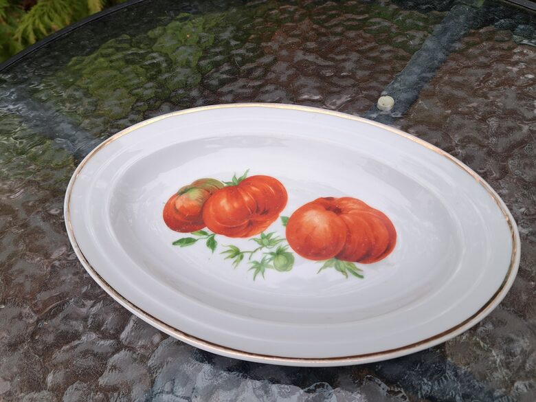 Šķīvis garenais ar tomātiem, zelta apvilkumu, reljefa malu, porcelāns, Kuzņecovs (Kuzņecovs 154)