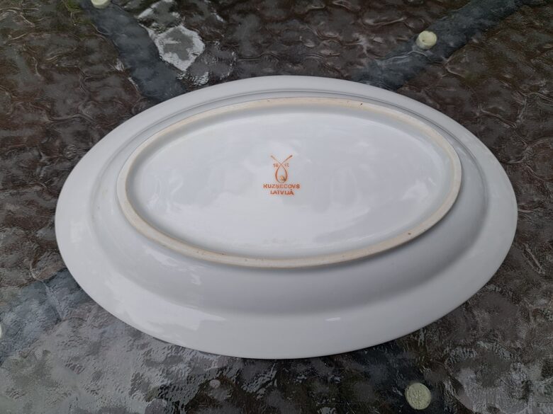 Šķīvis garenais ar tomātiem, zelta apvilkumu, reljefa malu, porcelāns, Kuzņecovs (Kuzņecovs 154)