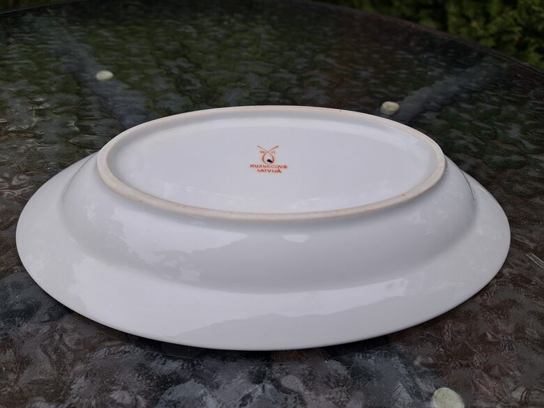 Šķīvis garenais ar tomātiem, zelta apvilkumu, reljefa malu, porcelāns, Kuzņecovs (Kuzņecovs 154)