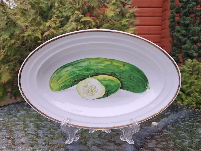 Šķīvis garenais ar gurķiem, zelta apvilkumu, reljefa malu, porcelāns (Kuzņecovs 155)