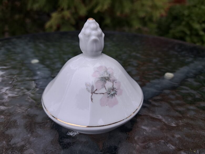 Vāciņš cukurtrauka ar maigām pelēcīgi lillā puķēm un zelta apvilkumu, forma "Rubenss" (Jessen 43)