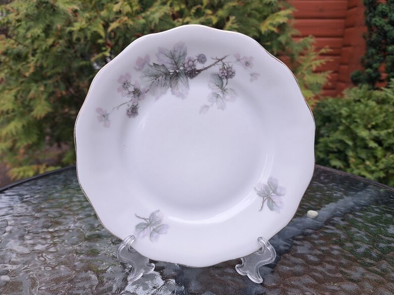 Kūku šķivis ar maigām pelēcīgi lillā puķēm un zelta apvilkumu, viļņaina mala, forma "Rubenss" (Jessen 44)