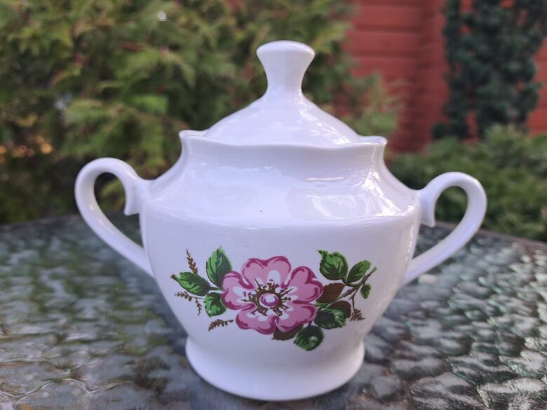 Cukurtrauks no tējas servīzes "Ārija" ar mežrozītēm bez zelta un bez lustras, RPR (Ārija tējas 195)